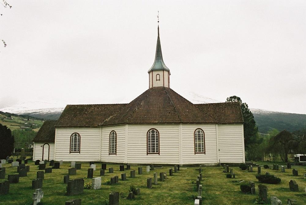 Innvik kyrkje. Bygd i 1822. Kyrkjebygninga som vart nytta til eidsavlegging i 1814 vart riven året før og var "een smuk Stave Bygning med et Schriftekammer bag Choret, og ett Taarn, samt et Waabenhuus og en Stiesvale på Nordre Side. Kirchen overalt tægt med Bod" (Stiftskrivaren i Bergenhus Stiftamt, 1721)