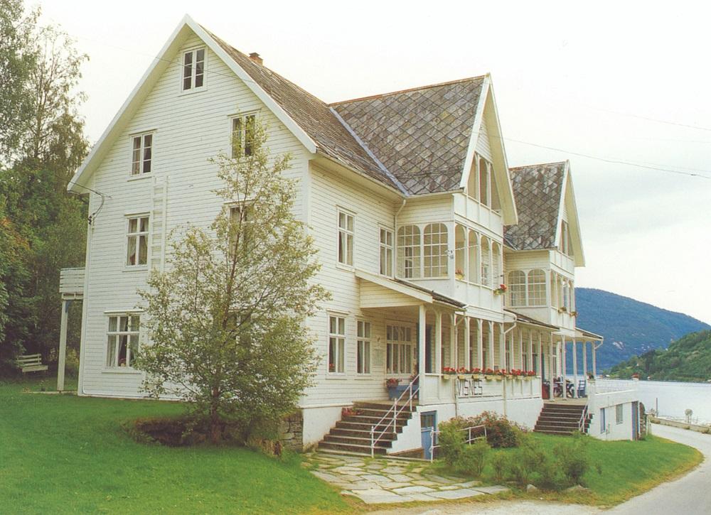 Visnes Hotel slik det ser ut i dag. Det er dag 6. generasjon som eig hotellet. Hotellet vart påbygt i 1900, 1906 og 1937. I 1957 kom det veg mellom hotellet og fjorden. Det var ein av grunnane til at eigaren fann det rettast å stengja hotellet. 28 år gjekk før det på nytt gjekk gjester inn hotelldøra.
