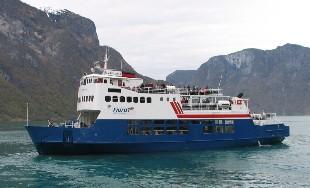 <p>Turistferja &laquo;Gudvangen&raquo; p&aring; fjorden, ved Aurlandsvangen 14. mai 2010.</p>