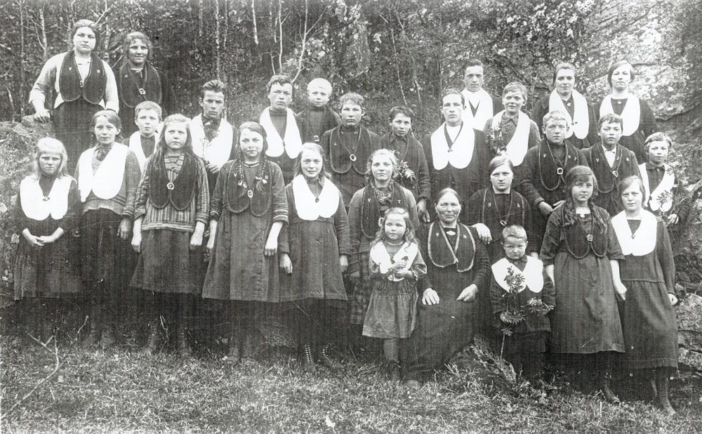 Barnelosjen "Framhald" på Bryggja 1926 med regaljane på, broderte tøystykke som viser rang og ombod. Den vaksne kvinna er Anna Myklebust.
