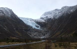 <p>Utsyn mot B&oslash;yabreen fr&aring; vegen mot Fj&aelig;rlandstunellen. Brearmen kjem ned mellom Almenipa p&aring; vestsida (venstre) og Skeidesnipa p&aring; austsida. B&oslash;yabreen gjekk tidlegare samanhengande ned i dalen, delte seg s&aring; i to, med ein s&aring;kalla sekund&aelig;rbre nede under fjellet ved enden av prim&aelig;rbreen. I 2014 er det lite att av breen nede i dalbotnen. </p>