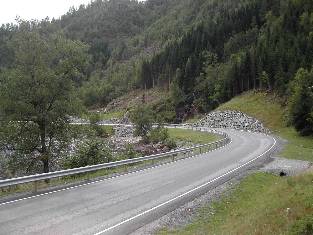 Utbetringsarbeidet byrja i 2001. Til saman vart 13 km utbetra, der 9 km var i Sogn og Fjordane. Løyvingane kom over det ordinære statsbudsjettet. Førebels er Stigedalsvegen ein del av stamvegen E39 Nordfjordeid-Folkestad-Volda, men som framtidig stamveg har Stortinget gått inn for Kvivsvegen for å få ferjefri veg til Volda. 

 
