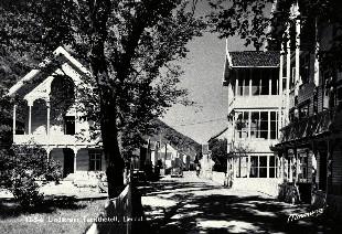 <p>Kapitulasjonen i Sogn og Fjordane 1. mai 1940. Lindstr&oslash;m Hotell p&aring; L&aelig;rdals&oslash;yri, hovudbygningen til h&oslash;gre. Her tok den tyske generalen Engelbrecht inn onsdag 1. mai 1940. Politimeister Finn Dahlin m&oslash;tte generalen om kvelden om kapitulasjonsvilk&aring;ra for &laquo;dette distrikt&raquo;, Sogn og Fjordane fylke.</p>