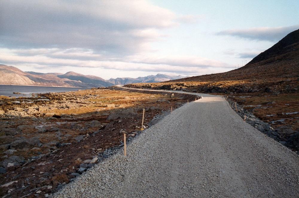 Den siste vegbiten på 13 km mellom Sagebø og Botnane var ferdig i 1993. Vegen er 4 m brei og bygd for ein fart på 60 km/t. Kostnaden var 22,8 mill. kroner. Landbyggets Utbyggingsfond betalte 1 275 mill. kroner, medan stat og fylke delte resten av summen.

 