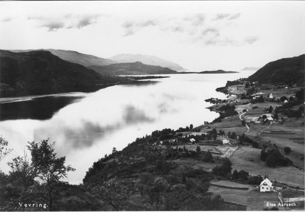 Riksveg 611 mellom Naustdal og Vevring var ferdig i 1970. Her ser vi eit bilete frå Vevring lenge før riksvegen kom.



