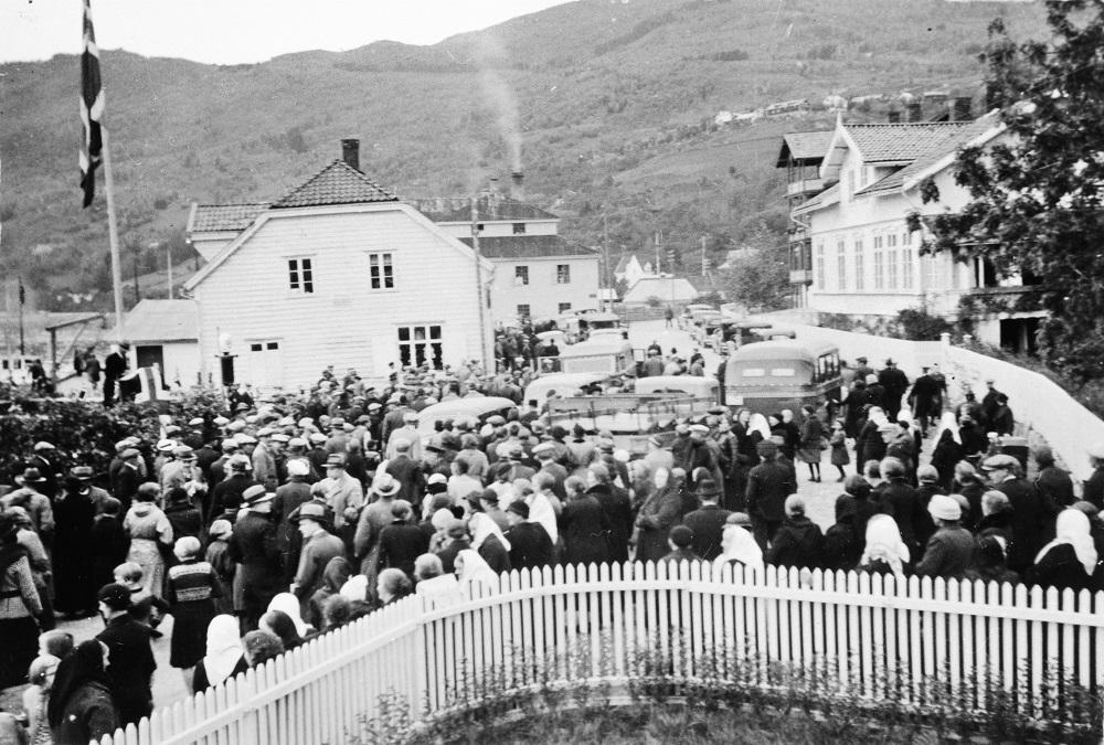 Den offisielle opninga av vegsambandet Leikanger-Sogndal på Hermansverk, 13. oktober 1937. Dei tre næraste husa er vekke i dag. Ordførar Olav Tveit heldt opningstalen. 