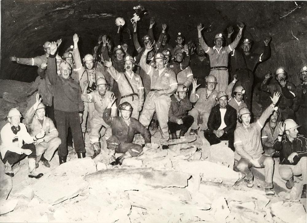Den 20. mars 1977 gjekk første salva i Høyangertunnelen. Snaue fire år seinare var det gjennomslag. Den 2. oktober 1980 kunne arbeidsstokken frå begge sidene samla seg på på 'røysa' til  feiring og fotografering.

 