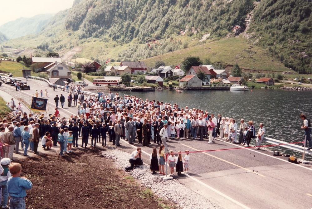Frå opninga av vegen  Instefjord-Oppedal i Oppedal 22. juni 1990. 

 