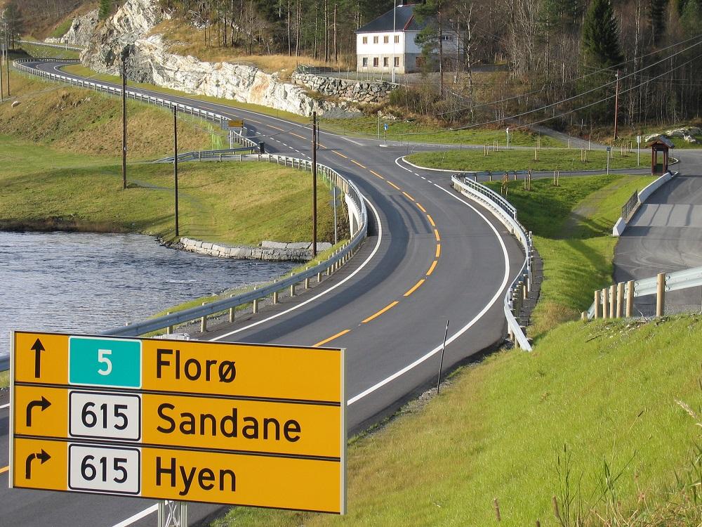 Den nye vegen ved krysset ved Storebru. Mellom Førde og Florø er det 56 km. 24 av desse vart utbetra og ombygde i åra 1999-2005. Kostnadsoverslaget som vart lagt til grunn i Stortingsproposisjon 77/ 1997-98, var på kr 340 mill. (1998-kr). Dette tilsvarar kr 407 mill. (2005-kr). Samla kostnad kom på  376 mill. kroner, slik at anlegget vart 31 mill. kroner rimelegare. Den nye riksvegen følgjer stort sett den opphavelege veglina med unntak av strekninga utanom  Eikefjord sentrum og forbi Hatleset.

 