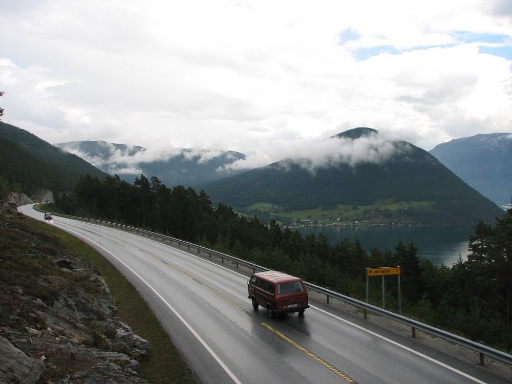 Ein del av den nye riksvegen mellom Sogndal og Mannheller med Amlabukta i bakgrunnen.

