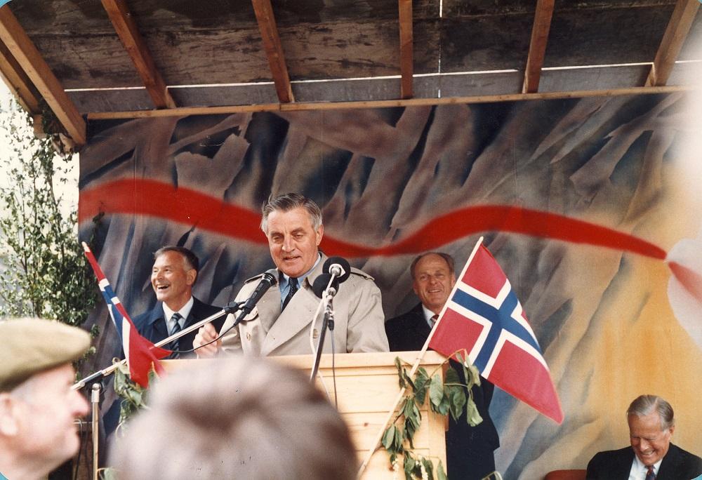 Det var ei svært høgtidsam stund då vegen mellom Fjærland Skei vart opna 31. mai 1986, ti år og 23 dagar etter at Stortinget vedtok at det skulle byggjast veg under Jostedalsbreen. Tidlegare visepresident i USA, Walter Mondale, var invitert til å opna vegen. Mondale hadde sine anar frå Mundal i Fjærland. Her talar han før opninga av vegen. Bak til venstre står fylkesmann Ingvald Ulveseth og til høgre vegdirektør Eskild Jensen. Den amerikanske ambassadøren i Noreg, Stuart, sit heilt til høgre.

