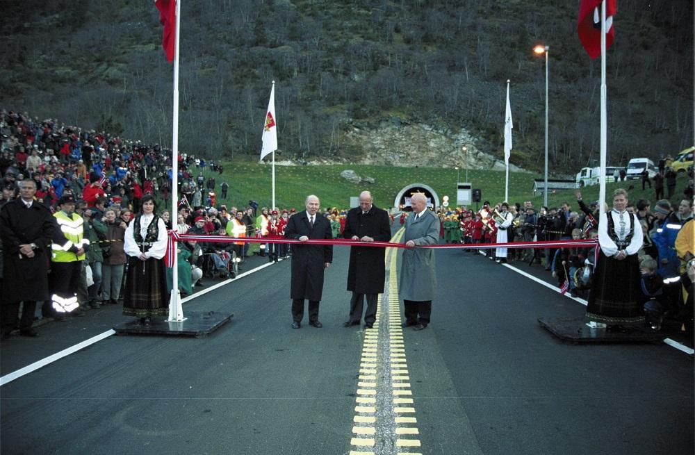 Rundt 4000 møtte fram 27. november 2000 for å feira den kongelege opninga av verdas lengste vegtunnel. Aldri har så mange vore til stades på ei vegopning i Sogn og Fjordane. Lærdalstunnelen var kong Harald si første vegopning i fylket. Berre fire gonger tidlegare har det vore kongeleg vegopning. Den siste var i 1982 då kong Olav opna Høyangertunnelen. Kong Haakon opna Singervegen mellom Olden og Innvik i 1936, kong Olav opna Måløybrua i 1973 og heilårsvegen over Strynefjellet i 1978. Ved snora ved H...