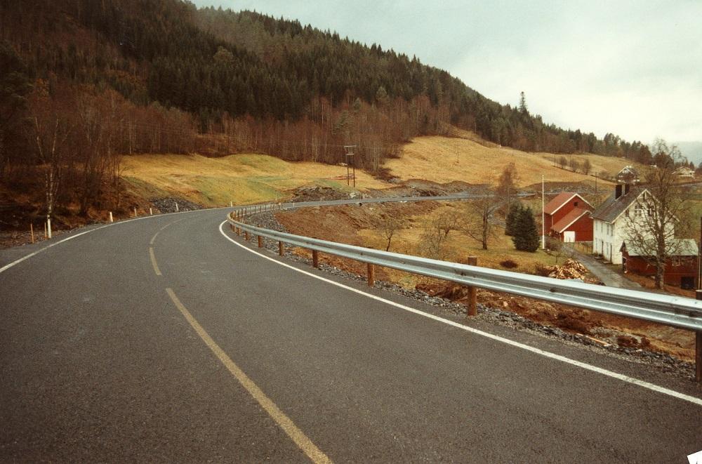 Parti frå vegen mellom Kjøspollen og Hjelle ved Holmøyane i 1990. Riksveg 15 er blitt ei moderne kommunikasjonsåre. Før ombyggjinga var det 500 bilar i døgnet på strekninga, og i 1992 viste trafikkmålingane 1230 bilar i døgnet. Vegen har ikkje stamvegstandard på heile strekninga, men har i hovudsak ein god riksvegstandard. 