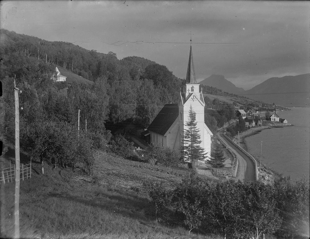 Den tidlegare vegen mellom Sandane og Hjelmeset gjekk langs sjøen gjennom mange idylliske stader i Gloppefjorden. Den gamle vegstrekninga var smal og svingete. Den vart vedteken bygd i 1898. Vegen var særleg viktig når det var is i Gloppefjorden. Anleggsarbeidet byrja i 1909 og vegen ut til kyrkja på Vereide var ferdig i 1912. I 1924 var vegen fullført til Klæberget. 
