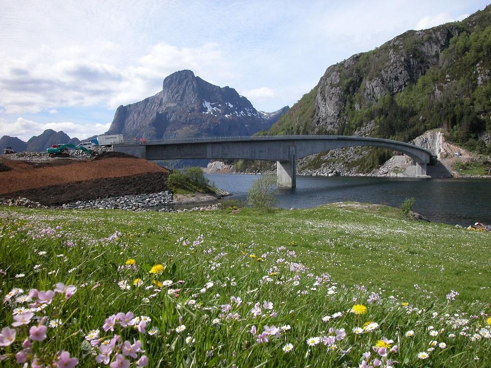 Rugsundbrua (302 m) med Hornelen i bakgrunnen. Brua vart bygd etter fritt-fram-prinsippet. Då byggjer ein først brupilarane og støyper deretter brua seksjon for seksjon ut frå desse.