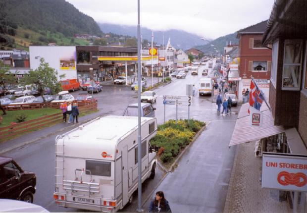 Slik såg Stryn sentrum ut før miljøgate-prosjektet starta i 1992. Gata var prega av såkalla villparkering og vanskelege forhold for fotgjengarane. Staden var lite triveleg.