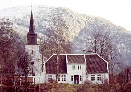 Hovudhuset på Kirkevollen er eit staseleg hus, med utsvaia tak, avvalma gavlar og flate arkar på kvar langside.