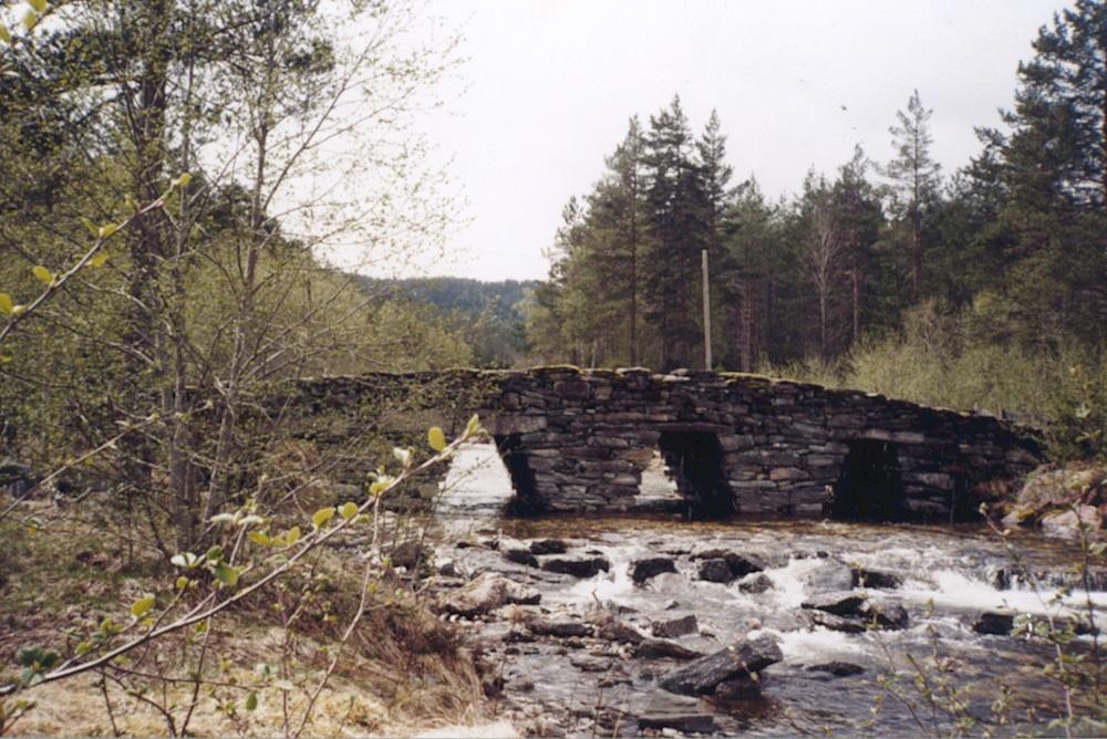 Kvithellebrua på strekninga Faleide - Hornindal grense er eit vakkert minne om Den Trondhjemske Postveg gjennom Stryn kommune. Brua rasa noko ut i 1974 men vart restaurert i 1983.