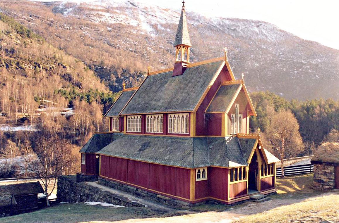 Borgund kyrkje står der høgreist og fager, plassert berre eit steinkast unna den mest besøkte stavkyrkja i landet. Dei som kjem hit, søkjer fyrst mot den gamle, tjørebreidde kyrkja med alle sine imponerande særtrekk. Så oppdagar dei den moderne varianten. Og når dei ser seg om i nyekyrkja, skjønar alle at ho i si tid må ha verka mest som ein revolusjon for kyrkjelyden.