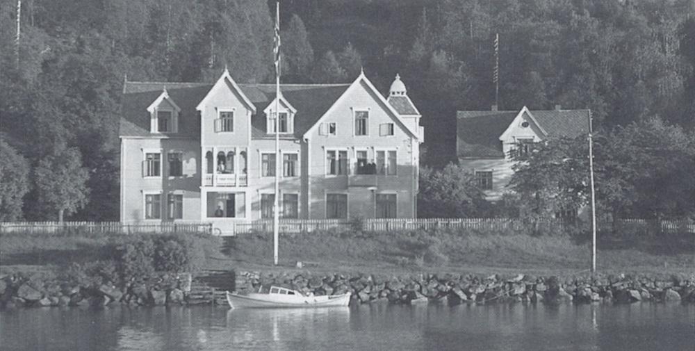 Hafstad Hotell var eit av dei staselegaste husa i Førde i åra før og etter 1900. Hotellet vart ombygd fleire gonger og i 1895 til sveitserstil. Her ser vi hotellet etter at det vart påbygt mot vest og fekk ein ny fasade med tårnbygg i midten.