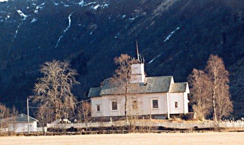 Holsen kyrkje ligg vakkert til og lyfter stolt sitt karakteristiske tårn. Kyrkja har ei symmetrisk form med eit midstilt tårn, og våpenhuset i vestenden og sakristiet i austenden er like store.
