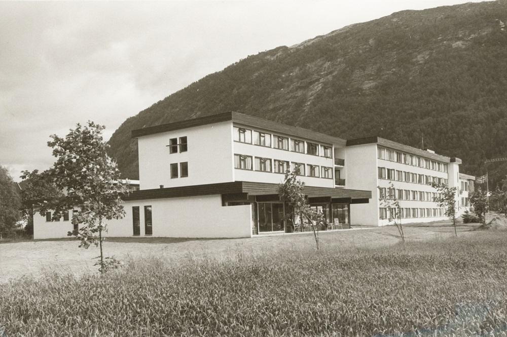 Sunnfjord Hotell i mai 1968 med 67 rom og 143 senger.
