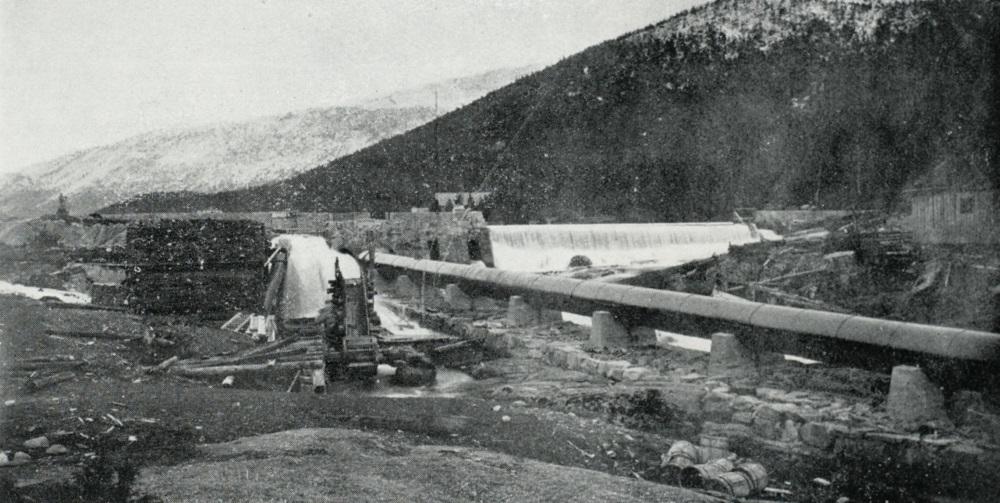 Eids kommunale elekticitetsverk opna 27.11.1915. I 1920 vart kraftverket utvida og det vart bygd ei ny røyrgate parallelt med denne.
