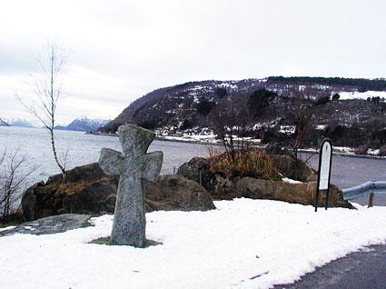 Kopien av den originale Midthjell-krossen står på ei avkøyrsle ved riksveg 15 mellom Midthjell og Lefdal. Han vart reist i 1994. Informasjonstavla kom på plass året etter.