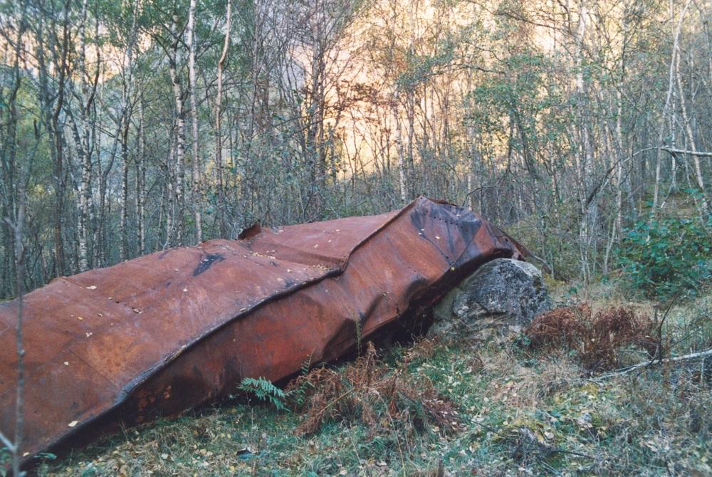 Vraket av "Lodalen" ligg i tett skog vel 400 meter inn frå vatnet på Nesodden. Båten vart bygd i Trondheim og sett i fart på Lovatnet 1902. Det er snauhogge ei gate opp mot bilvegen.
