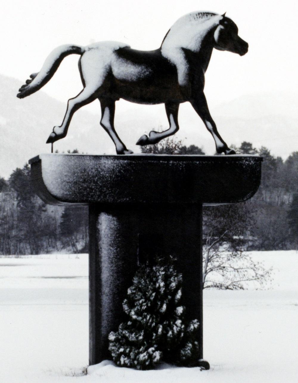 Fjordhest-statuen på Nordfjordeid ein vinterdag. Fjordhesten i "fullt firsprang". Statuen er laga av bilethoggaren Skule Waksvik og vart avduka 3. mai 1983.