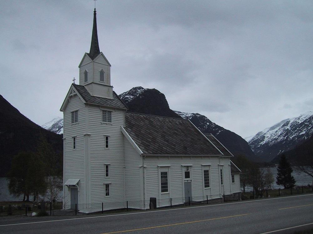 Oppstryn kyrkje ligg på garden Fosnes på sørsida av Strynevatnet.
