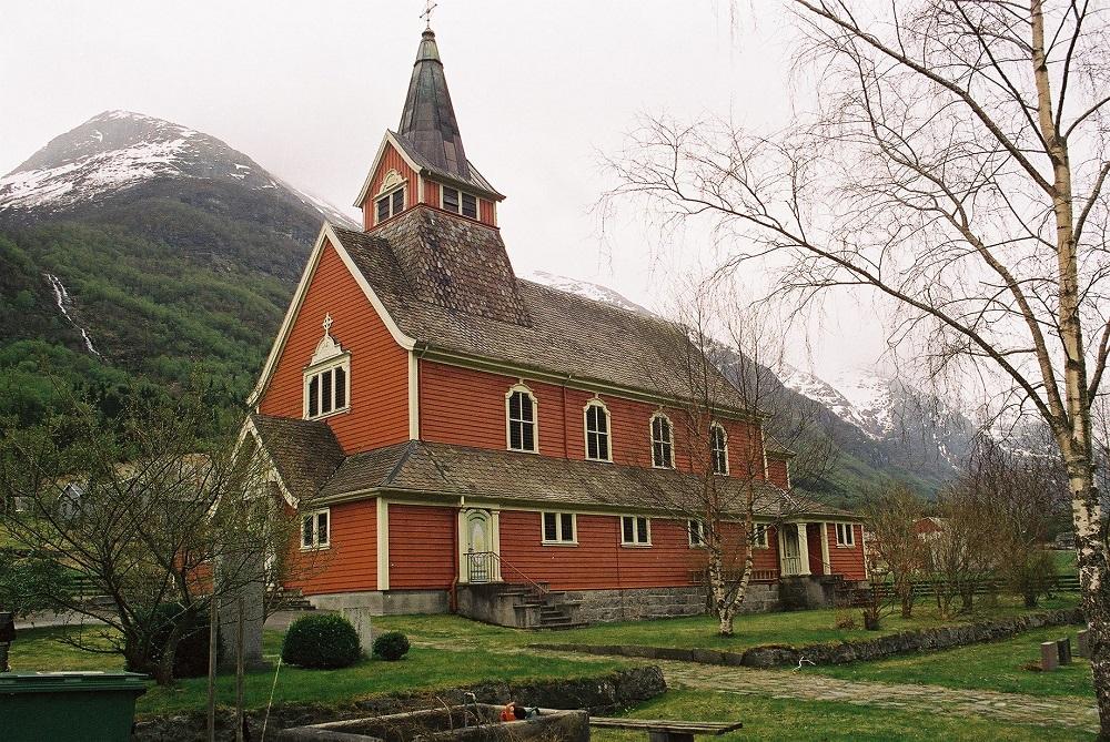 Olden kyrkje er bygd på garden Brynestad, eit stykke sør for sentrum av Olden.
