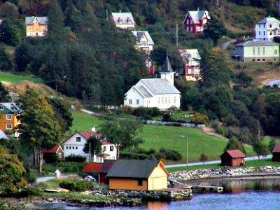 Bedehuskapellet i Stongfjorden vart bygt som bedehus, men frå fyrste stund var tanken og ønskjemålet at det skulle byggjast eit kapell. Det skulle gå nærare 60 år før det vart realisert.
