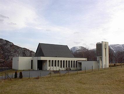 Den moderne arbeidskyrkja i Berle er noko mindre enn opphavleg tenkt. Ho har tydeleg likskap med Nordsida kyrkje på Blakset i Stryn.
