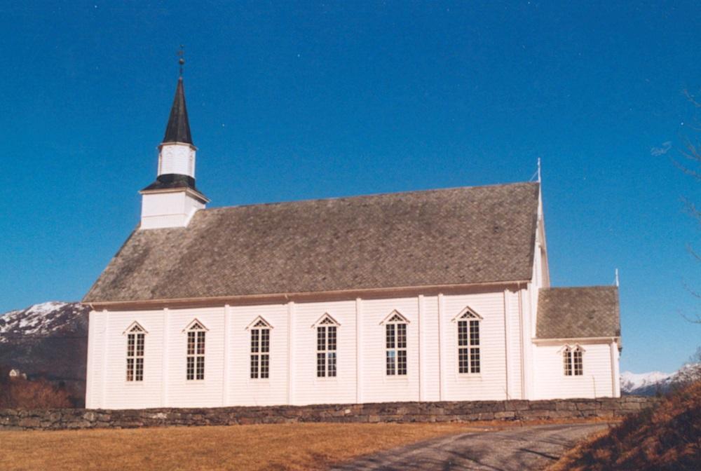 Sjeldan har striden omkring plasseringa av ny kyrkje vore så hard som han var i Davik på 1870- og 1880-talet. Den tradisjonsrike kyrkjestaden på sørsida av fjorden fekk konkurranse av det einaste alternativet soknestyret ville gå inn for - ny kyrkje på Haus, på motsett side av Nordfjorden. Kvar folket budde var avgjerande for kva dei meinte.