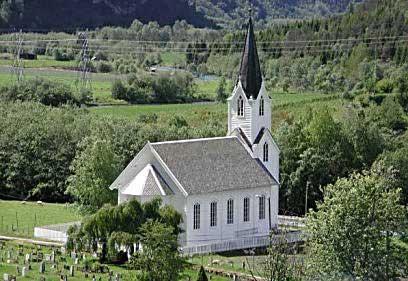 Fortun kyrkje står i dag på nedsida av vegen som går gjennom bygda. Kyrkjegarden ligg på oppsida av vegen, der den gamle stavkyrkja i sin tid stod.
