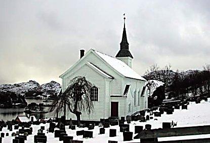 "Millom bakkar og berg ut med havet" ligg Solund kyrkje på Hardbakke. Kyrkja sett frå aust. Under hengjepilen er grava til den fyrste soknepresten i Solund, Jon Andersen Raklev Kvaale.
