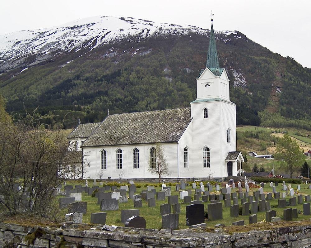 Den førre kyrkja i Breim stod på Hetle, men gravstaden der vart for liten. Det vart difor vedteke å byggja den nye kyrkja på Re.
