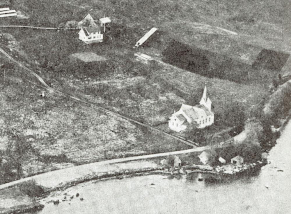 Gimmestad kyrkje står på garden ytre Arnestad, nede ved fjorden på Sørstranda, berre eit par hundre meter aust for gamlekyrkja. 
