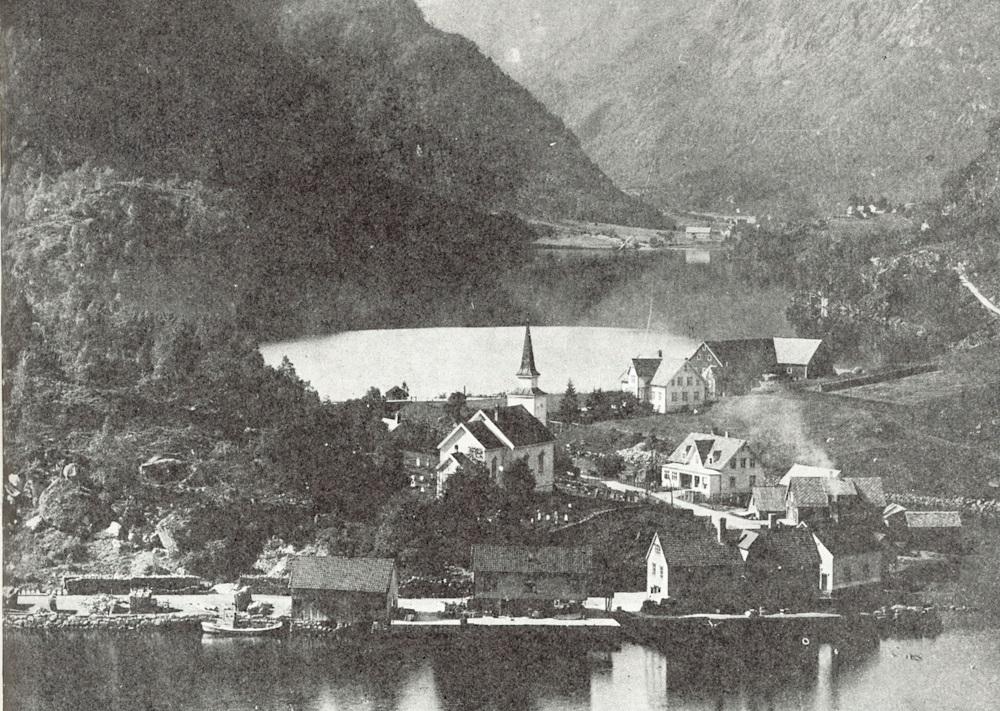 Kyrkja i Hyen ligg flott plassert som eit landemerke på Straumsholmen i botnen av Hyefjorden. Tårnet reiser seg høgt over vestgavlen og står godt i stil med resten av bygget.
