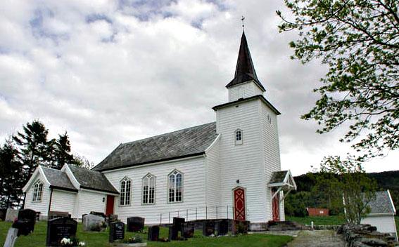 Vangsnes kyrkje vart bygd i 1861. Sokneprest Sverdrup var arkitekt.
