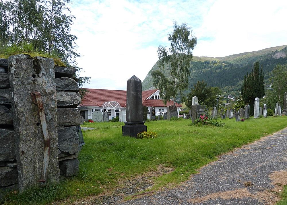 <p>Minnesteinen over kaptein Edvard Munch st&aring;r p&aring; grava hans p&aring; kyrkjegarden ved Eid kyrkje. Steinen er laga i slipt marmor og vart avduka 27. juli 1883.</p>