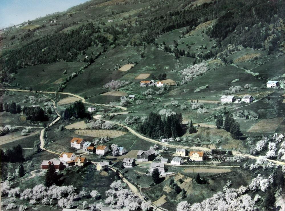 Flyfoto over tunet på Kvåle, 1959.

