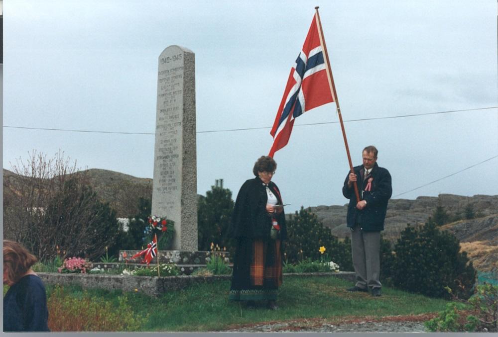 Kvar 17. mai er det minnestund og nedlegging av krans ved krigsminnestøttene i Solund. Her deltek mellom andre Joveig Kalgraff og Oddgeir Eide ved Husøy kyrkje i Straumen.