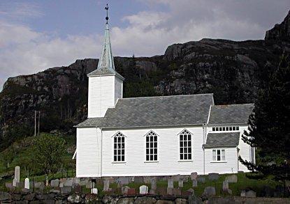 Lengst til venstre på biletet står minnesteinen som bygdefolket sette opp ved Hersvik kyrkje til minne om sulingane som fall under andre verdskrigen.
