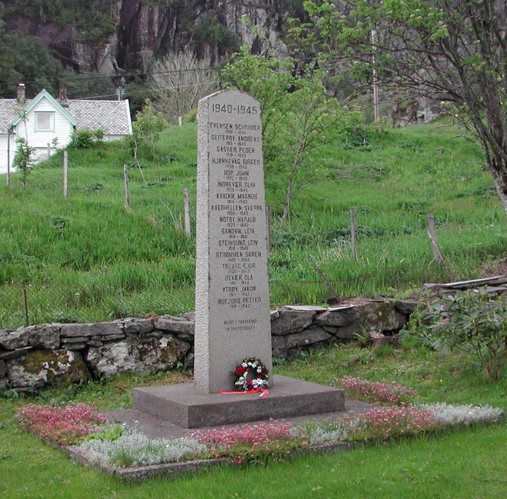 Minnesteinen ved kyrkja i Hersvik står ved samlingsplassen framfor hovudinngangen til kyrkja.
