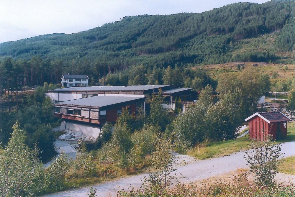 Museet på Kaupangerskogen. Heiberg-minnesmerket står ved hovudinngangen. 