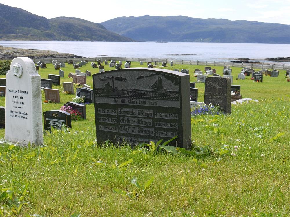 Grava til matros Arthur Hauge (1921-1943) på kyrkjegarden på Grotle. Namnet hans står saman med foreldra sine namn: Amanda Hauge (1891-1944) og Olaf  T. Hauge (1891-1971).