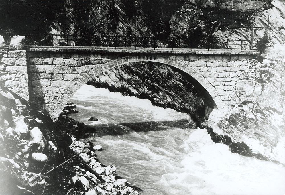 Leirdøla bru, med årstalet 1906 på dei øvste steinane i kvelvingen. Stykket i Sogns Tidende to dagar etter at flaumraseringa i 1926, fortel at vatnet gjekk <b>over</b> brua då ho gav etter.