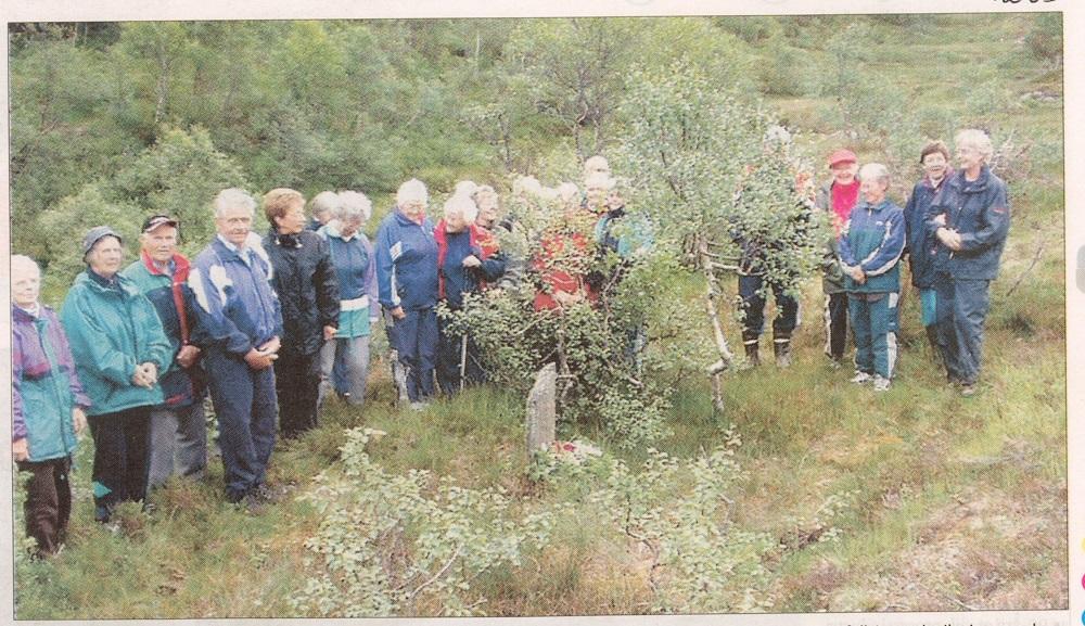 Turfølgjet som sommaren 2003 stogga ved minnesteinen over lærar Sigurd Huus som står ved stien utover mot Horstadstølen.